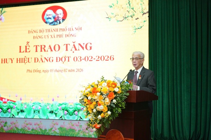 Đảng bộ xã Phù Đổng tổ chức Lễ trao tặng Huy hiệu Đảng đợt 3/2/2026