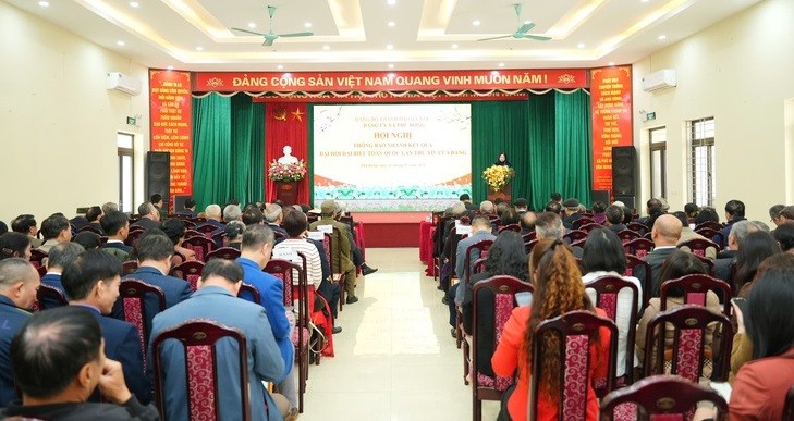 Đảng bộ xã Phù Đổng tổ chức Lễ trao tặng Huy hiệu Đảng đợt 3/2/2026