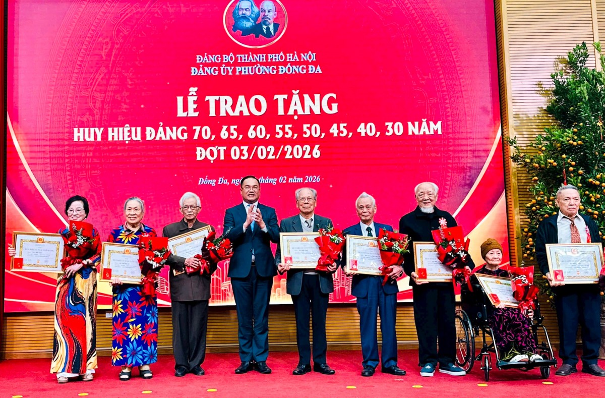 Đảng Bộ Phường Đống Đa: Trân Trọng Vinh Danh Những Lá Cờ Đầu Trong Sự Nghiệp Cách Mạng