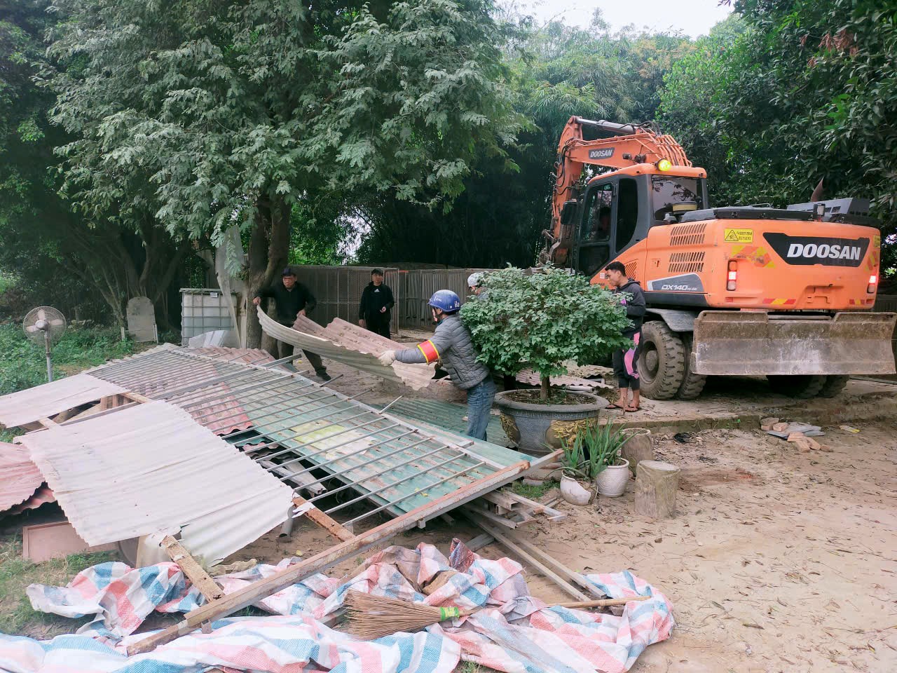 Cưỡng chế 7 bãi cát, sỏi không phép ven sông Hồng tại phường Thượng Cát Cưỡng chế 7 bãi cát, sỏi không phép ven sông Hồng tại phường Thượng Cát