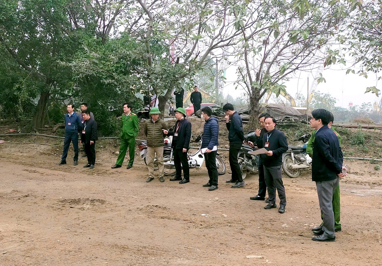 Cưỡng chế 7 bãi cát, sỏi không phép ven sông Hồng tại phường Thượng Cát Cưỡng chế 7 bãi cát, sỏi không phép ven sông Hồng tại phường Thượng Cát