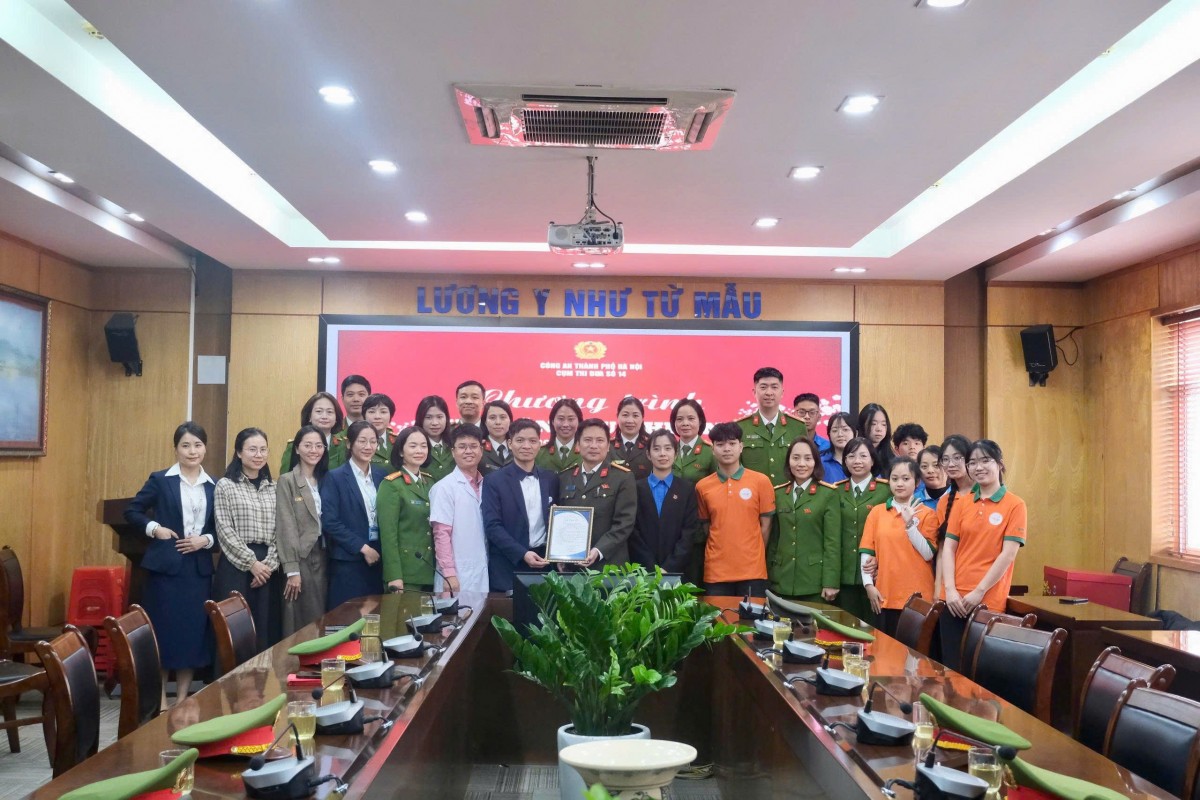 Công an phường Yên Sở lan tỏa yêu thương qua chương trình “Suất ăn yêu thương”