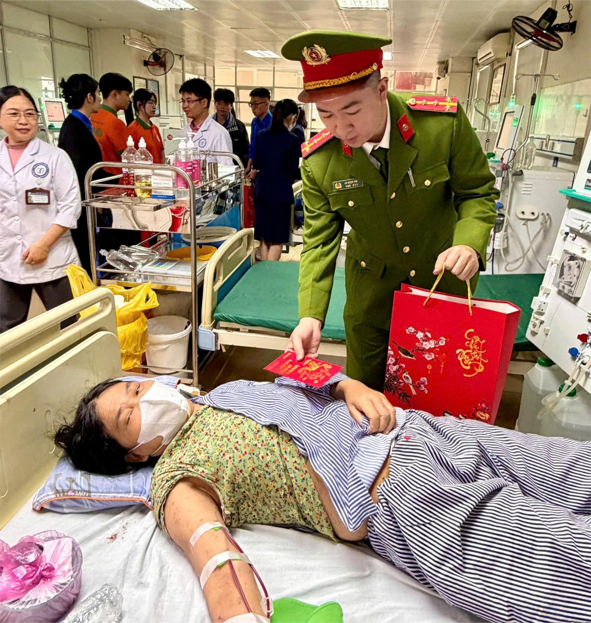 Công an phường Yên Sở lan tỏa yêu thương qua chương trình “Suất ăn yêu thương”