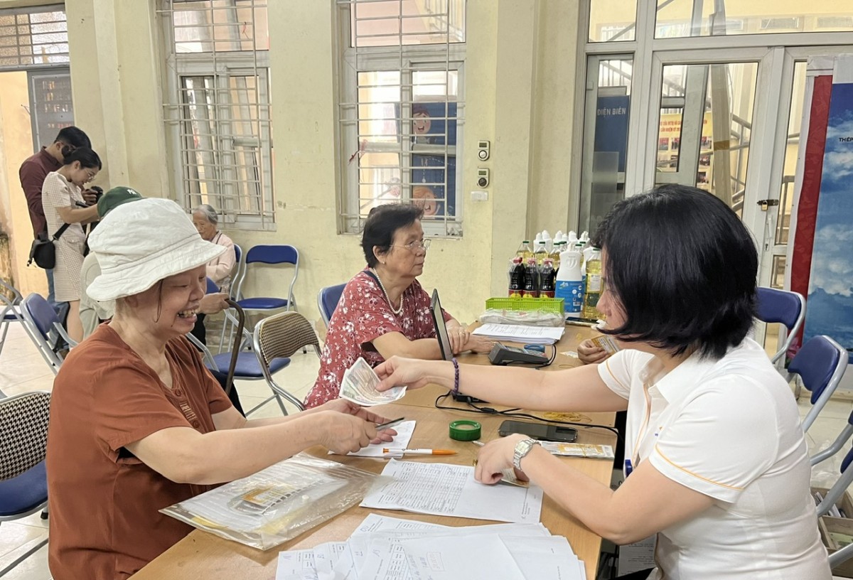 Hà Nội: Hoàn thành chi trả lương hưu gộp 2 tháng và quà Tết cho người dân Hà Nội: Hoàn thành chi trả lương hưu gộp 2 tháng và quà Tết cho người dân