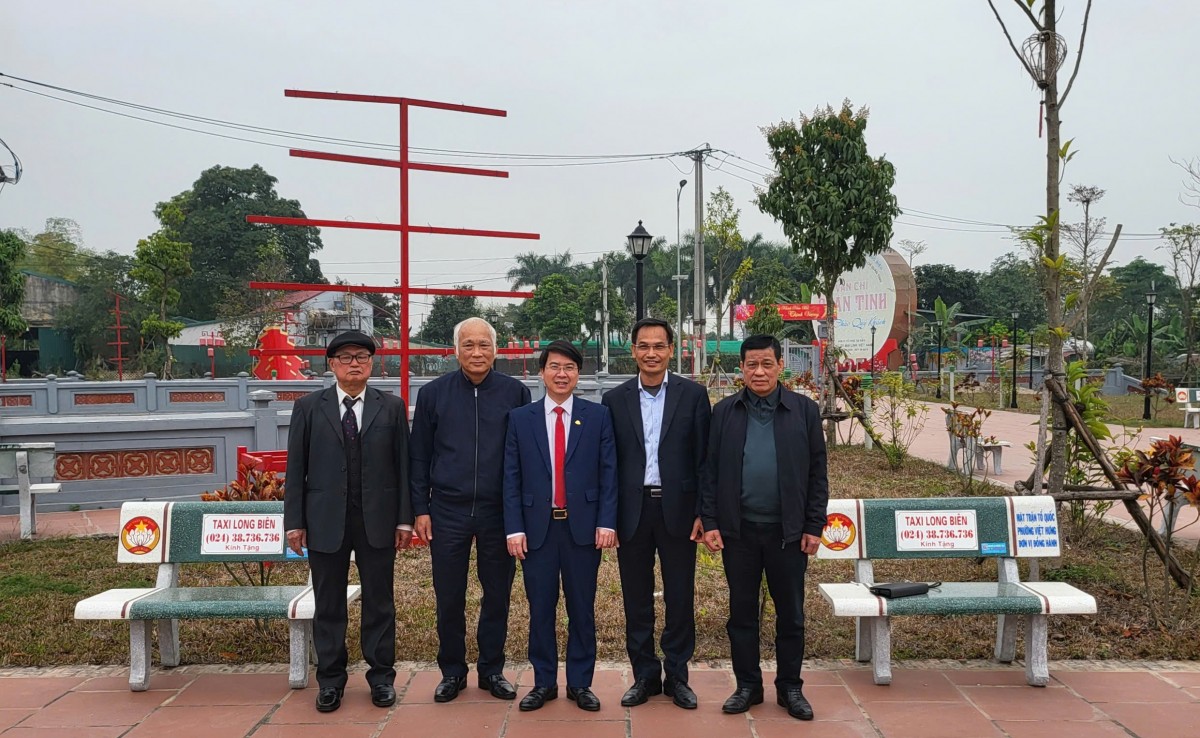 Trao tặng 100 Ghế đá đại đoàn kết tới các di tích và thiết chế văn hóa phường Việt Hưng