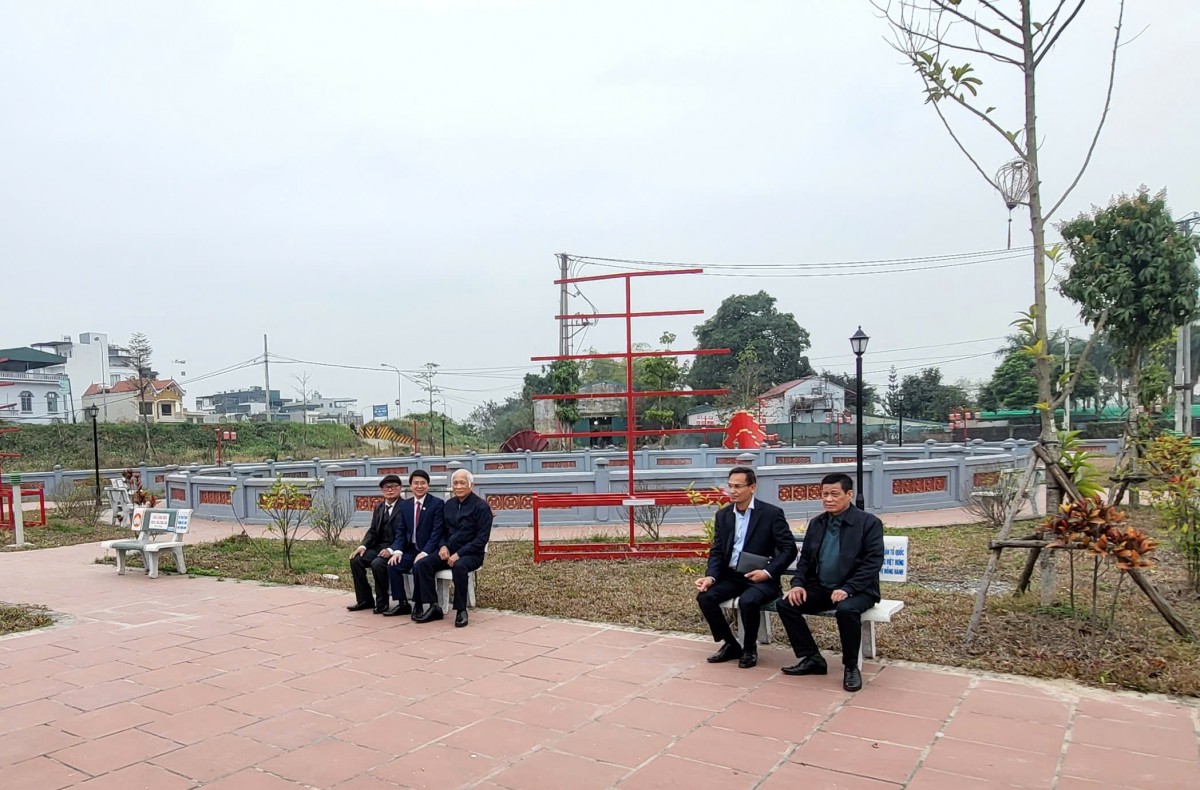 Trao tặng 100 Ghế đá đại đoàn kết tại các di tích và thiết chế văn hóa trên địa bàn phường Việt Hưng