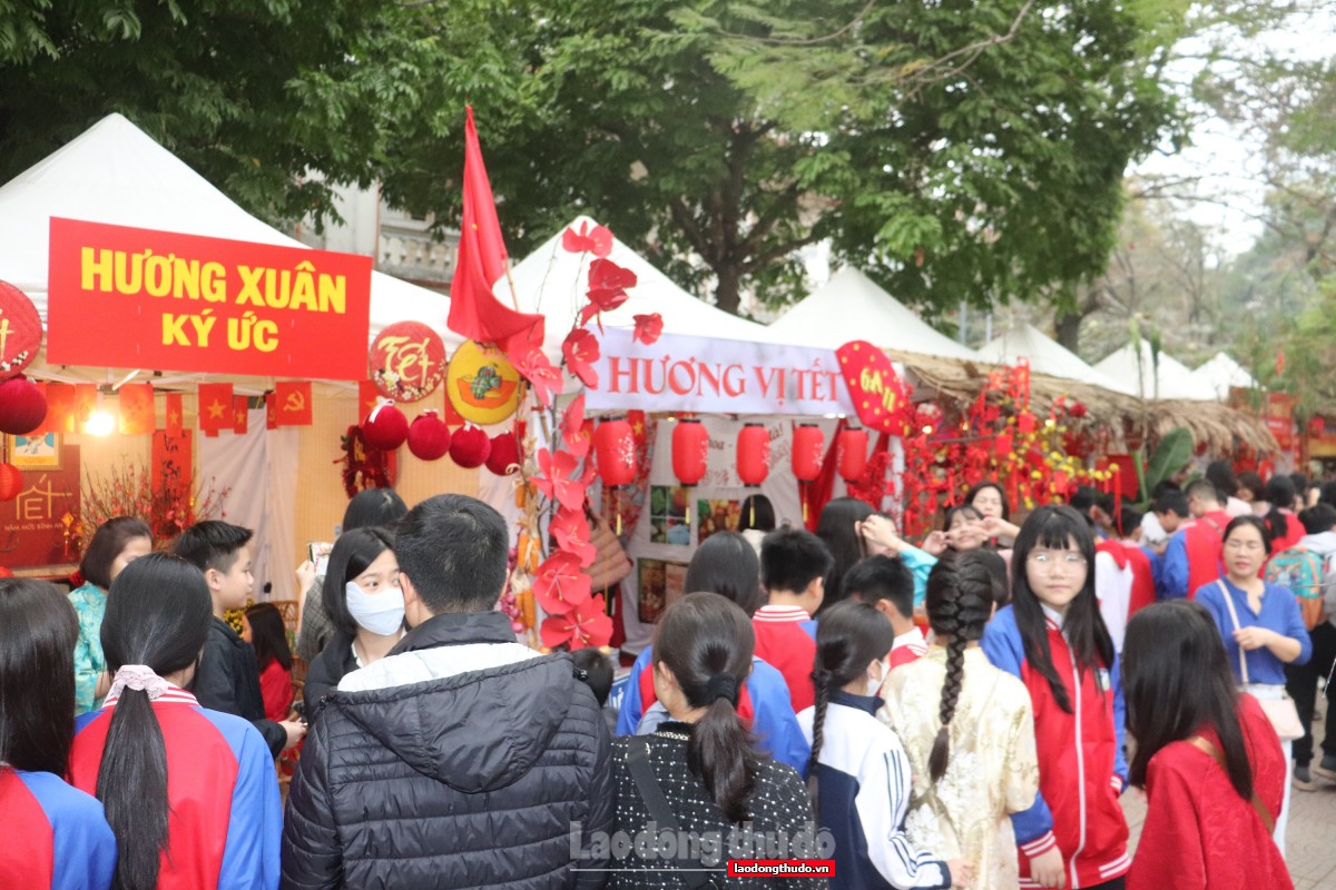 Sắc xuân lan tỏa yêu thương tại Hội chợ Xuân 2026 của Trường THCS Văn Yên