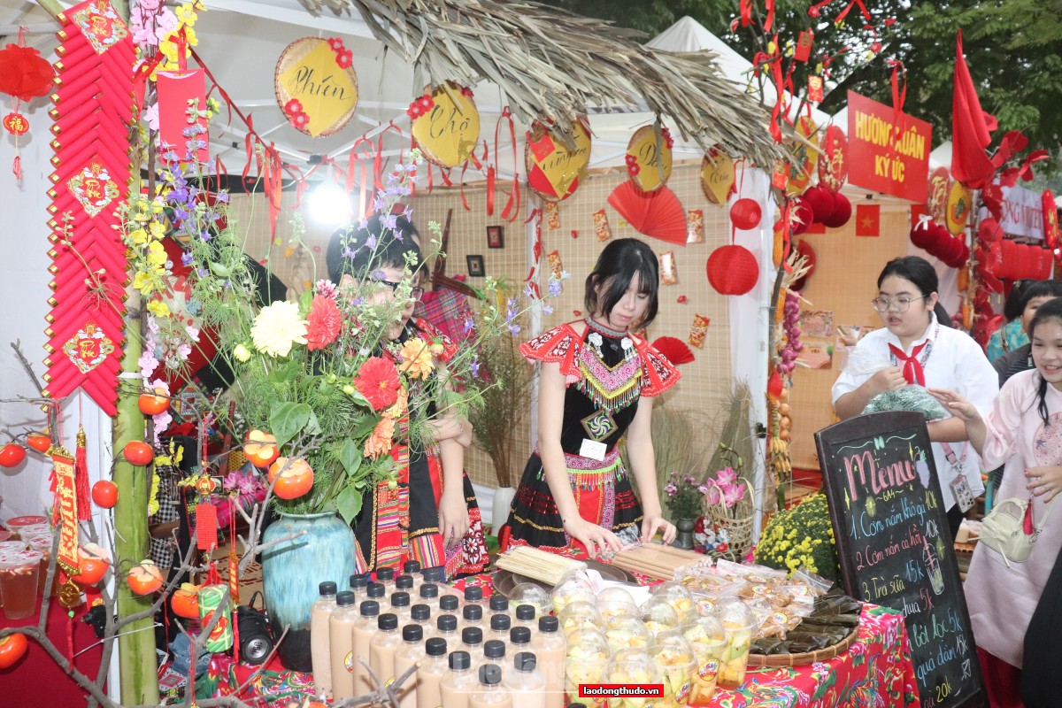 Sắc xuân lan tỏa yêu thương tại Hội chợ Xuân 2026 của Trường THCS Văn Yên