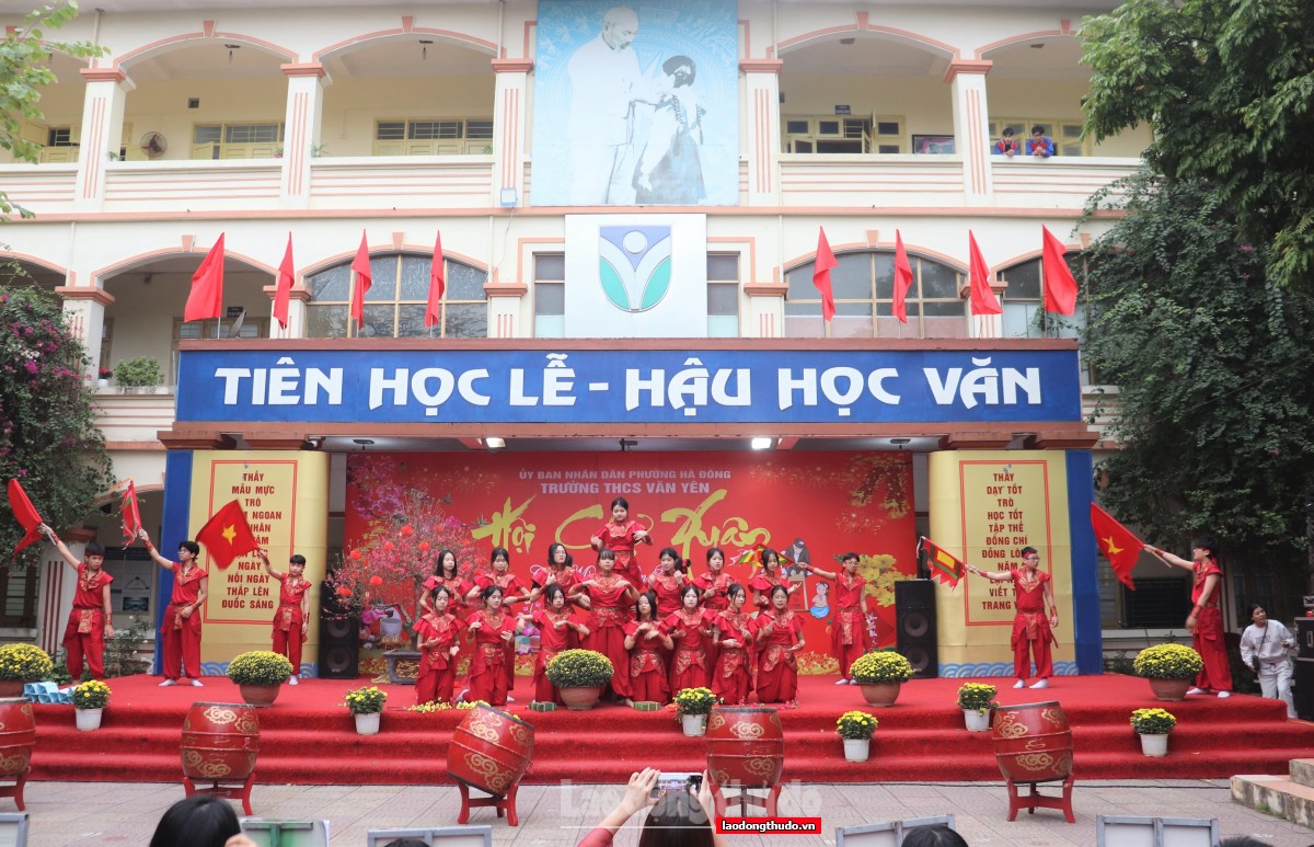 Sắc xuân lan tỏa yêu thương tại Hội chợ Xuân 2026 của Trường THCS Văn Yên