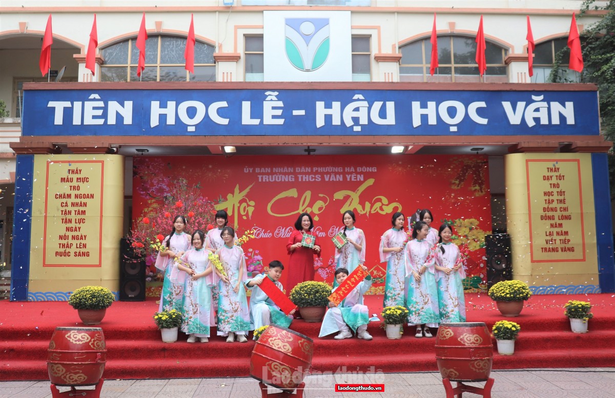 Sắc xuân lan tỏa yêu thương tại Hội chợ Xuân 2026 của Trường THCS Văn Yên