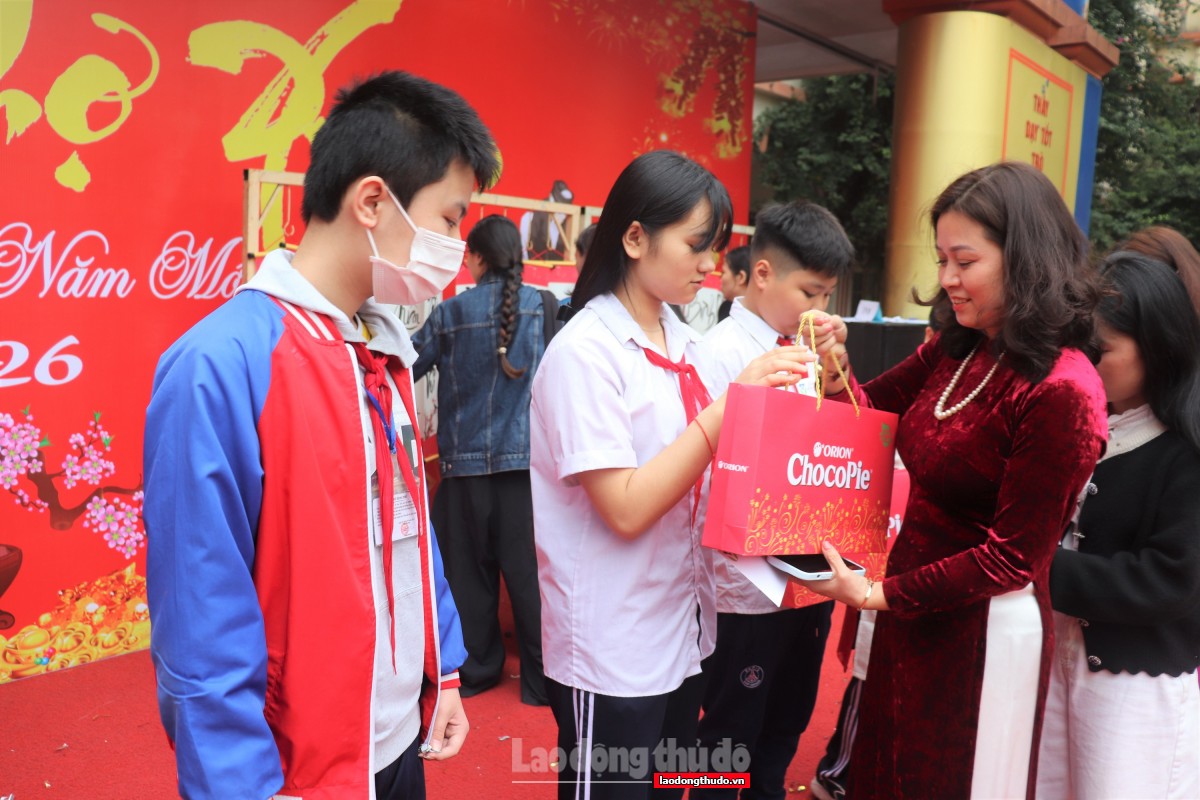 Sắc xuân lan tỏa yêu thương tại Hội chợ Xuân 2026 của Trường THCS Văn Yên