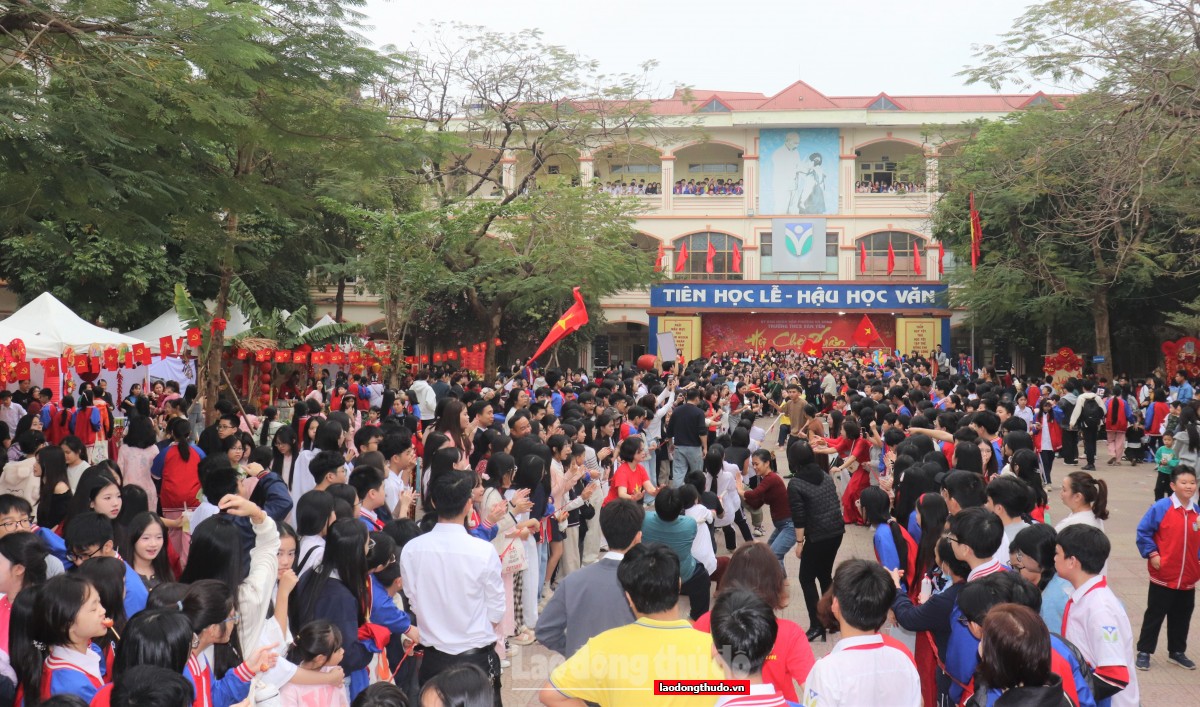 Sắc xuân lan tỏa yêu thương tại Hội chợ Xuân 2026 của Trường THCS Văn Yên