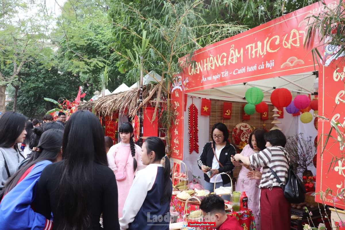 Sắc xuân lan tỏa yêu thương tại Hội chợ Xuân 2026 của Trường THCS Văn Yên