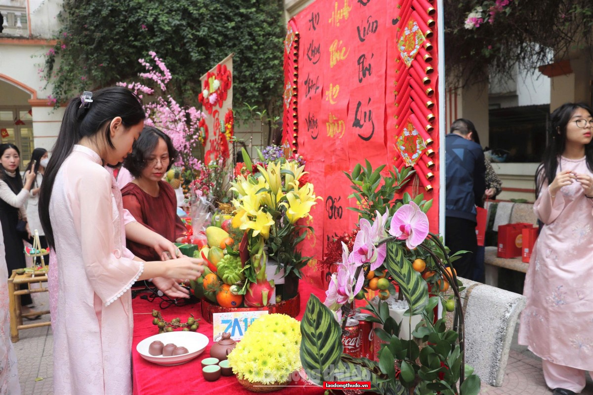 Sắc xuân lan tỏa yêu thương tại Hội chợ Xuân 2026 của Trường THCS Văn Yên