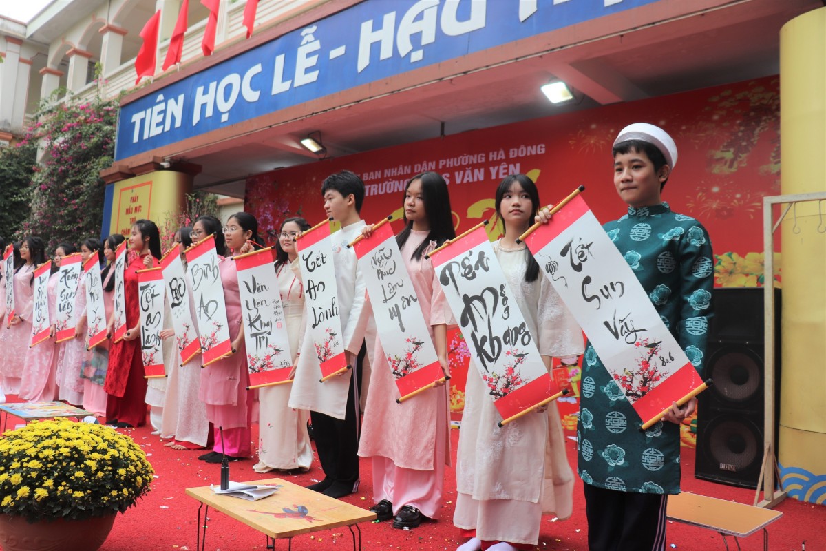 Sắc xuân lan tỏa yêu thương tại Hội chợ Xuân 2026 của Trường THCS Văn Yên