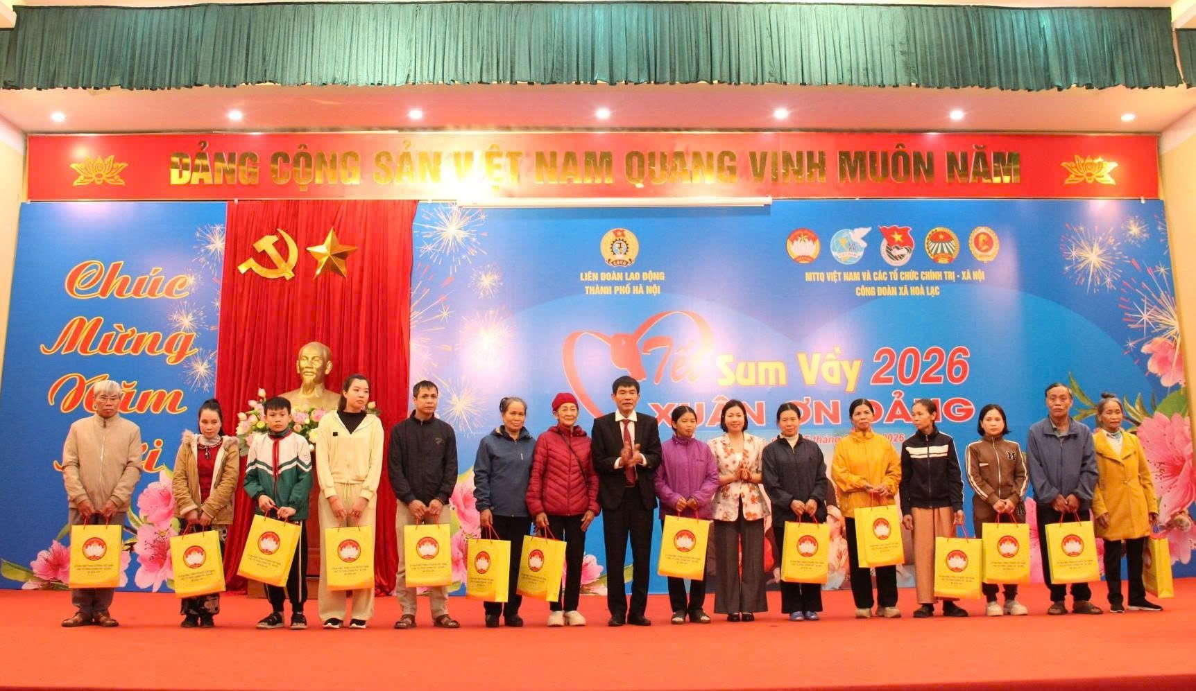 Hòa Lạc ấm áp chương trình “Tết sum vầy - Xuân ơn Đảng”