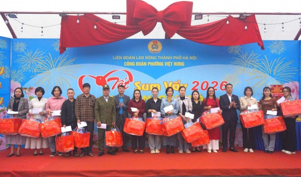 Công đoàn phường Việt Hưng mang “Tết Sum vầy” đến gần hơn với người lao động