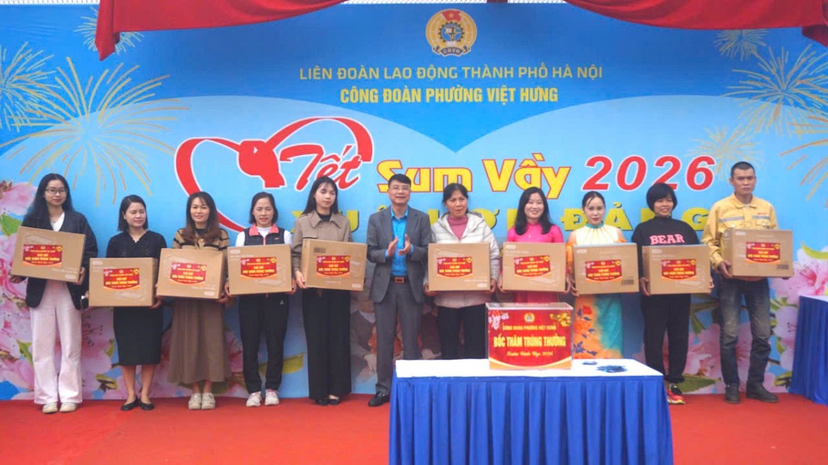 Công đoàn phường Việt Hưng tổ chức Chương trình “Tết Sum vầy 2026   Xuân ơn Đảng” ấm áp nghĩa tình