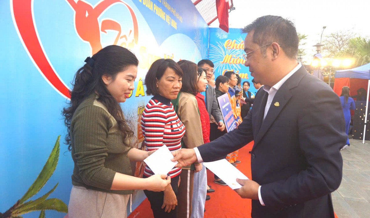 Công đoàn phường Việt Hưng tổ chức Chương trình “Tết Sum vầy 2026   Xuân ơn Đảng” ấm áp nghĩa tình