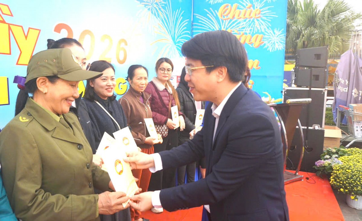 Công đoàn phường Việt Hưng tổ chức Chương trình “Tết Sum vầy 2026   Xuân ơn Đảng” ấm áp nghĩa tình