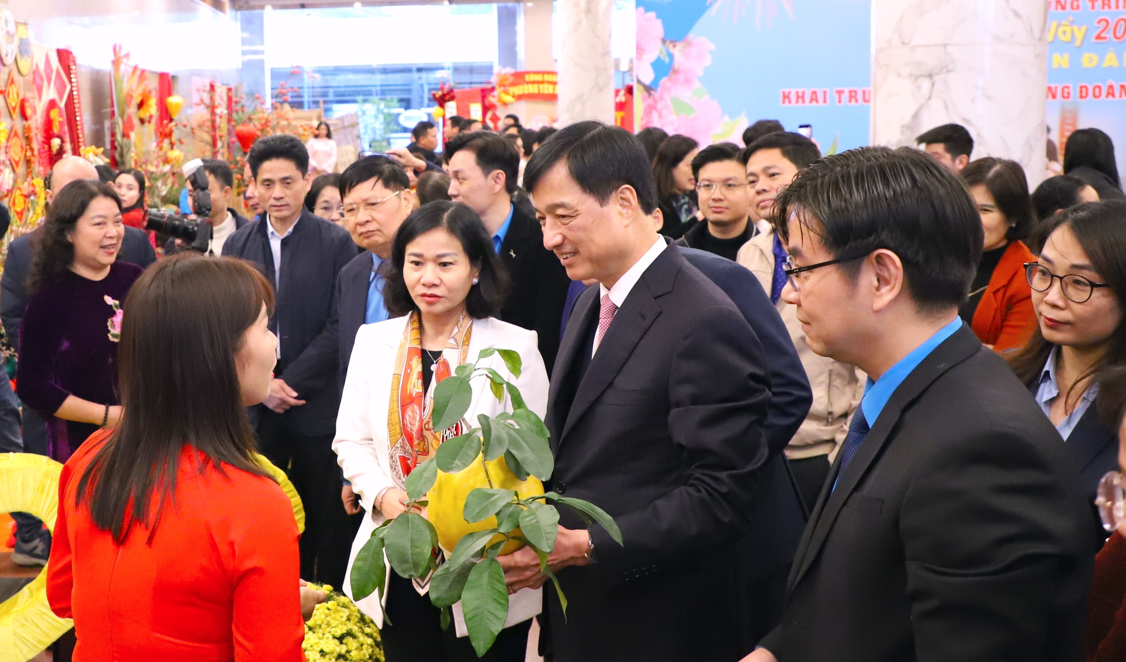 Bí thư Thành ủy Hà Nội Nguyễn Duy Ngọc dự chương trình “Tết Sum vầy - Xuân ơn Đảng” cùng công nhân lao động Thủ đô