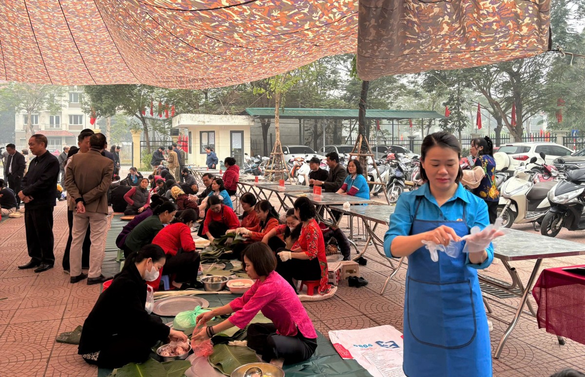 Công đoàn phường Dương Nội sôi nổi hội thi gói bánh chưng, chăm lo Tết cho người lao động
