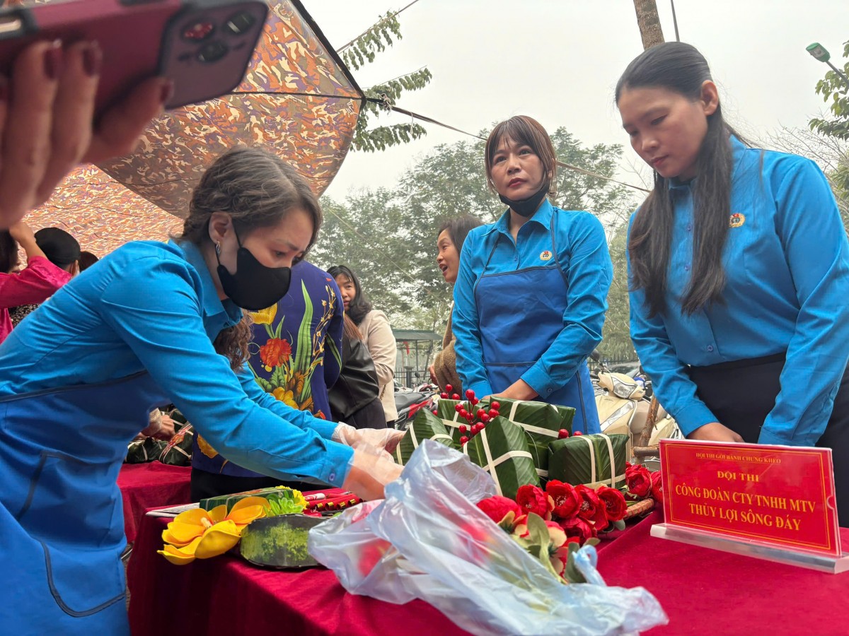 Công đoàn phường Dương Nội sôi nổi hội thi gói bánh chưng, chăm lo Tết cho người lao động Công đoàn phường Dương Nội sôi nổi hội thi gói bánh chưng, chăm lo Tết cho người lao động