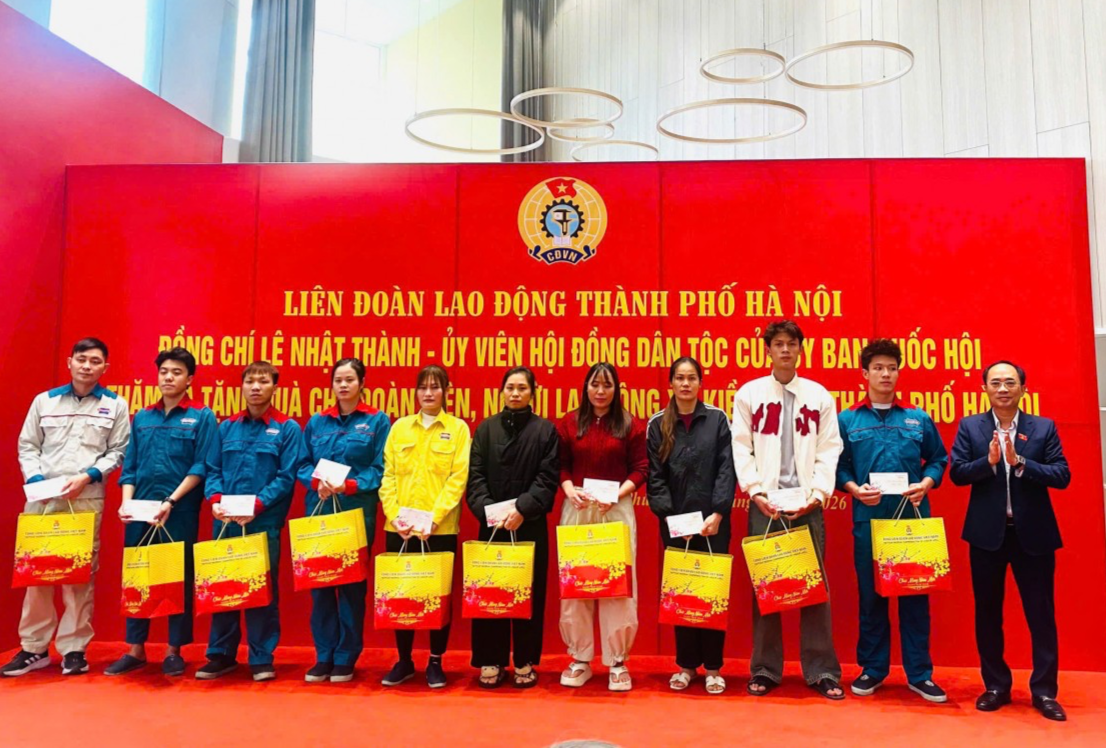 Kiều Phú: Thăm hỏi, động viên và trao quà tới đoàn viên, người lao động có hoàn cảnh khó khăn Kiều Phú: Thăm hỏi, động viên và trao quà tới đoàn viên, người lao động có hoàn cảnh khó khăn