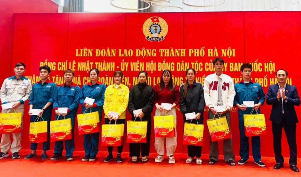 Kiều Phú: Thăm hỏi, động viên và trao quà tới đoàn viên, người lao động có hoàn cảnh khó khăn