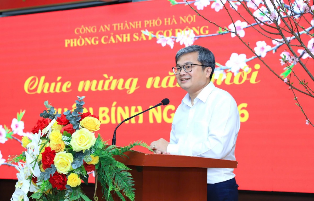 Phó Chủ tịch UBND Thành phố Trương Việt Dũng thăm, chúc Tết lực lượng An ninh nội địa và Cảnh sát cơ động
