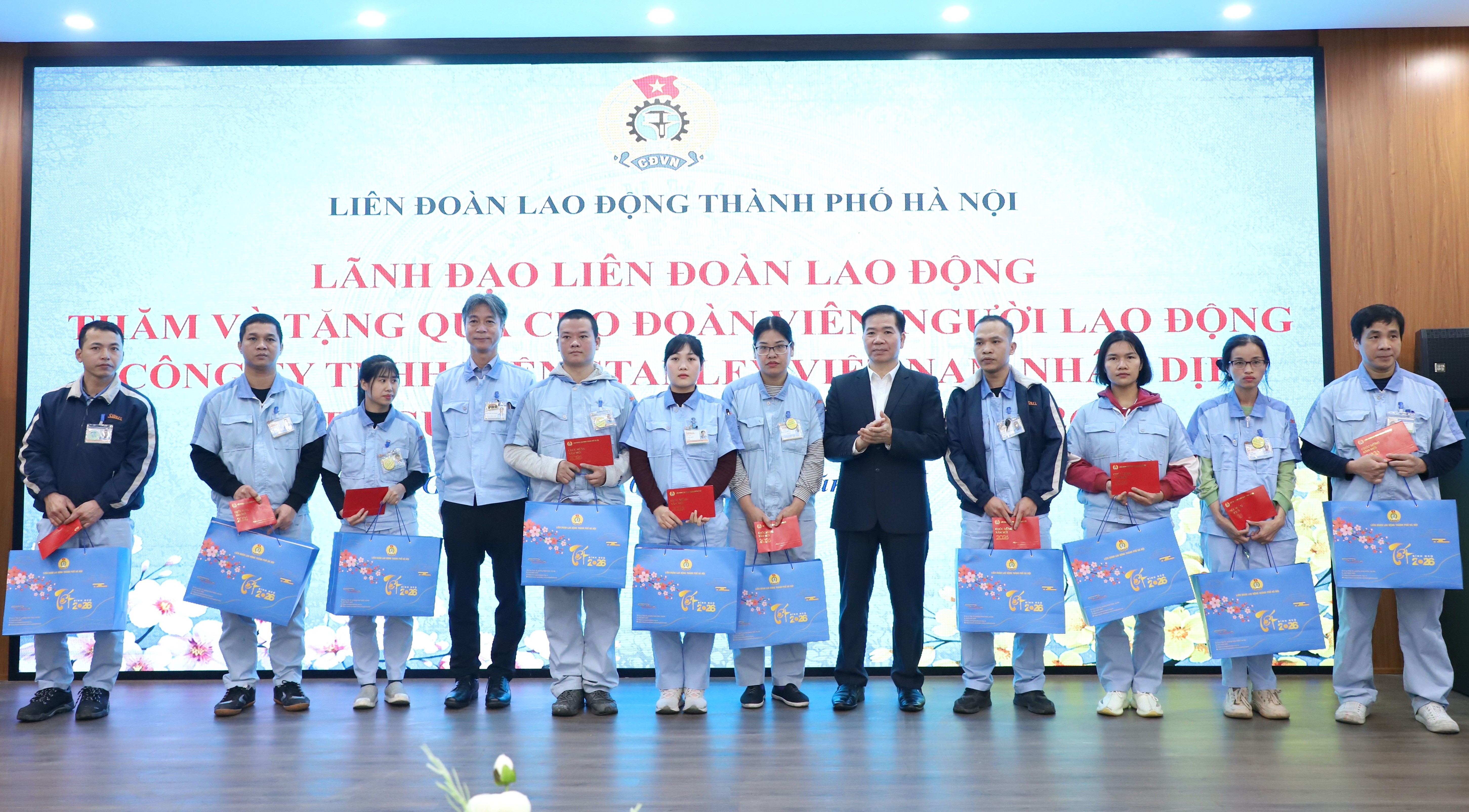 Lãnh đạo LĐLĐ thành phố Hà Nội thăm, tặng quà Tết cho đoàn viên, người lao động xã Gia Lâm