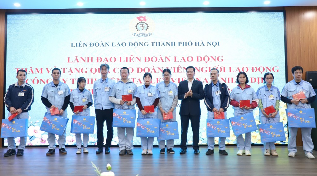 Lãnh đạo LĐLĐ thành phố Hà Nội thăm, tặng quà Tết cho đoàn viên, người lao động xã Gia Lâm