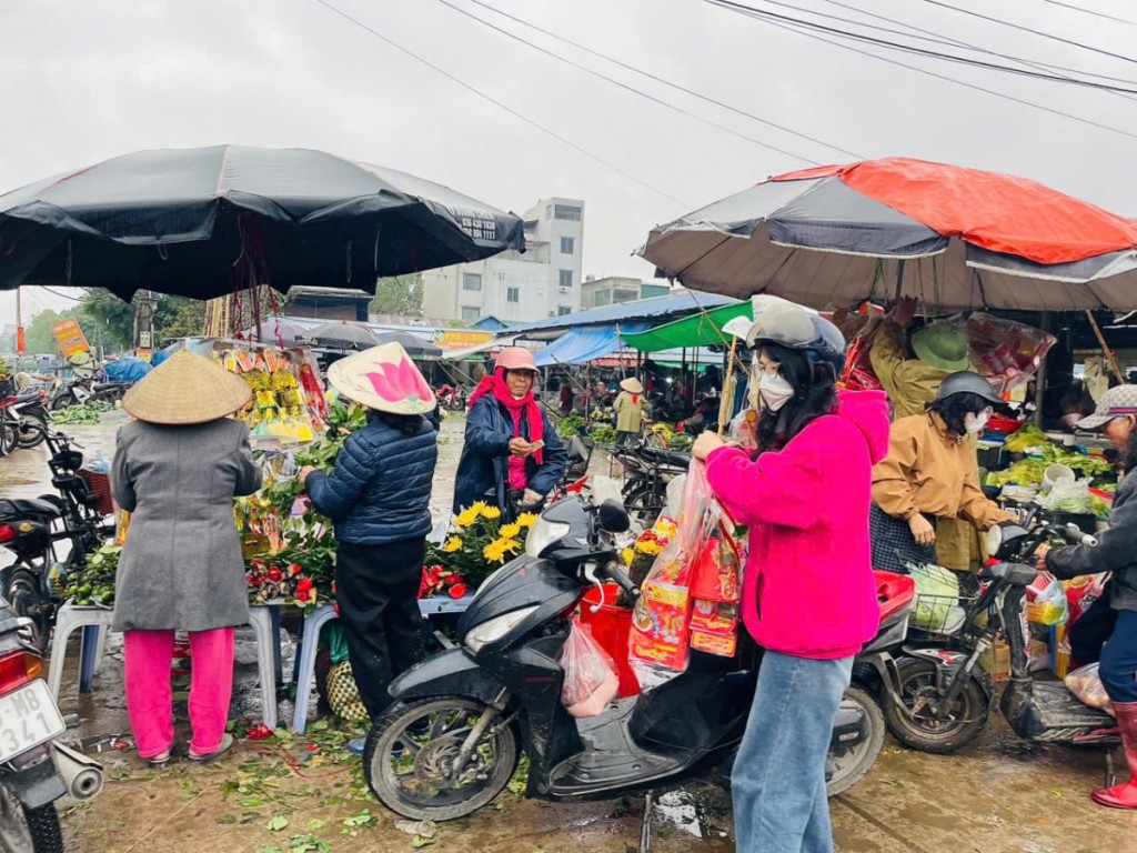 Hàng hóa cúng ông Công ông Táo 2026: Chợ Tết rực rỡ, lựa chọn đa dạng