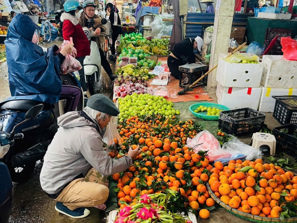 Hàng hóa cúng ông Công ông Táo 2026: Chợ Tết rực rỡ, lựa chọn đa dạng