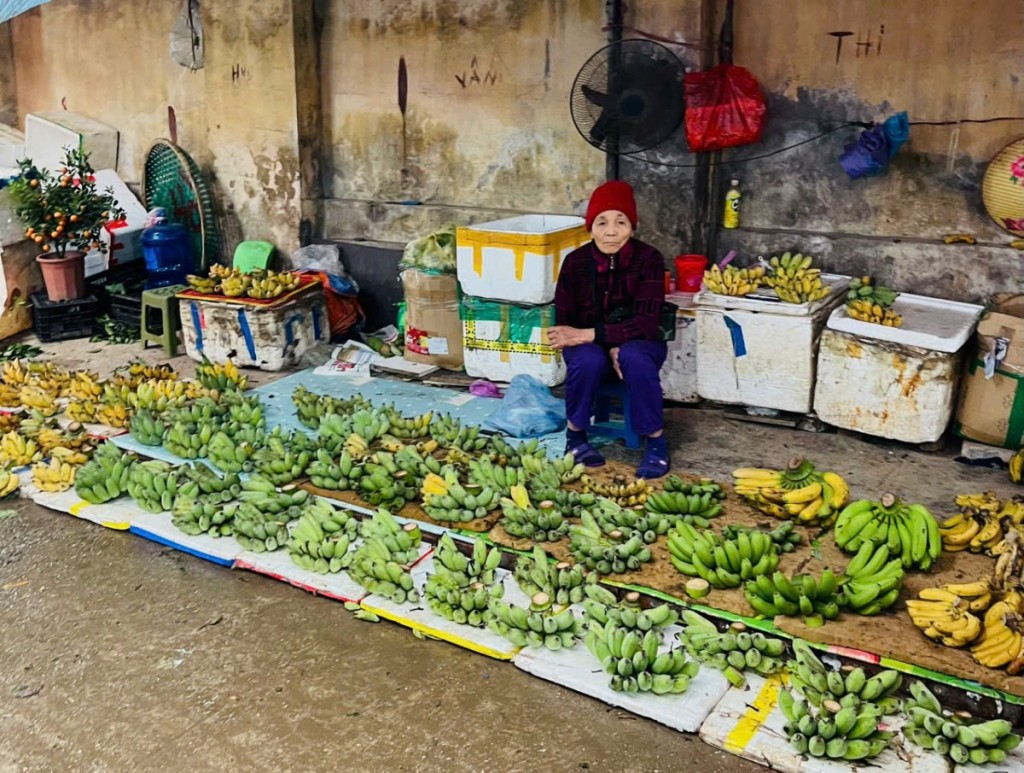 Hàng hóa cúng ông Công ông Táo 2026: Chợ Tết rực rỡ, lựa chọn đa dạng