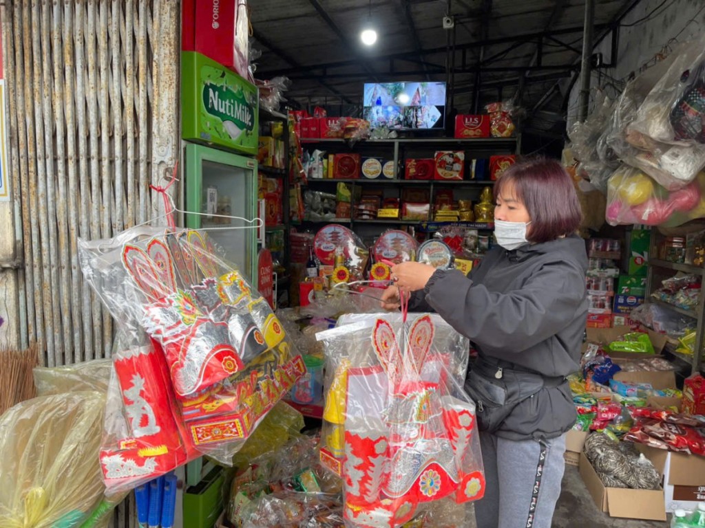 Hàng hóa cúng ông Công ông Táo 2026: Chợ Tết rực rỡ, lựa chọn đa dạng