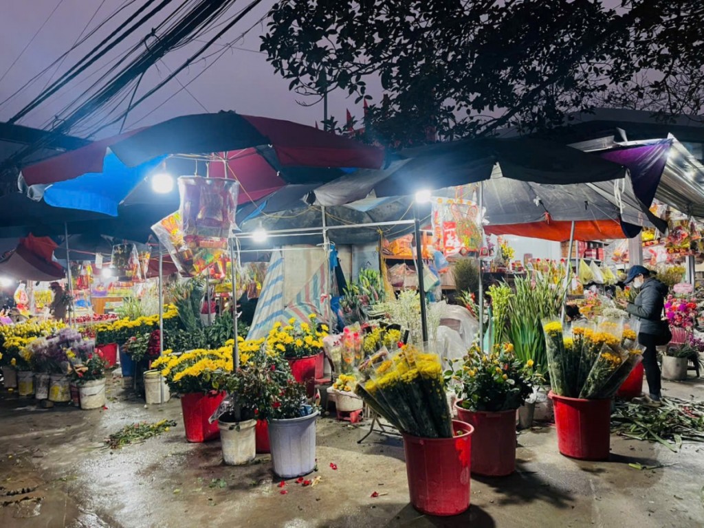 Hàng hóa cúng ông Công ông Táo 2026: Chợ Tết rực rỡ, lựa chọn đa dạng