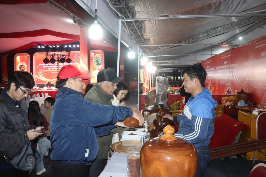 Sắc xuân rực rỡ tại Triển lãm hoa giấy và thiết kế thủ công mỹ nghệ tại xã Phù Đổng