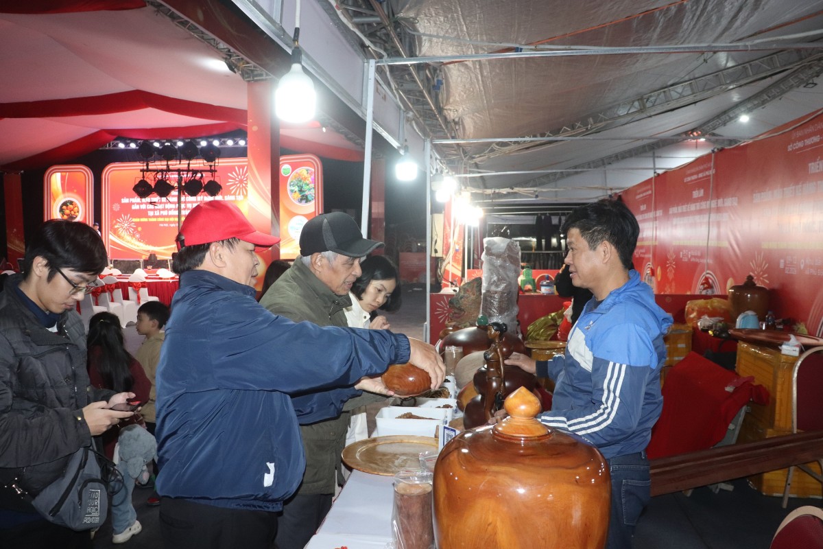 Sắc xuân rực rỡ tại Triển lãm hoa giấy và thiết kế thủ công mỹ nghệ tại xã Phù Đổng