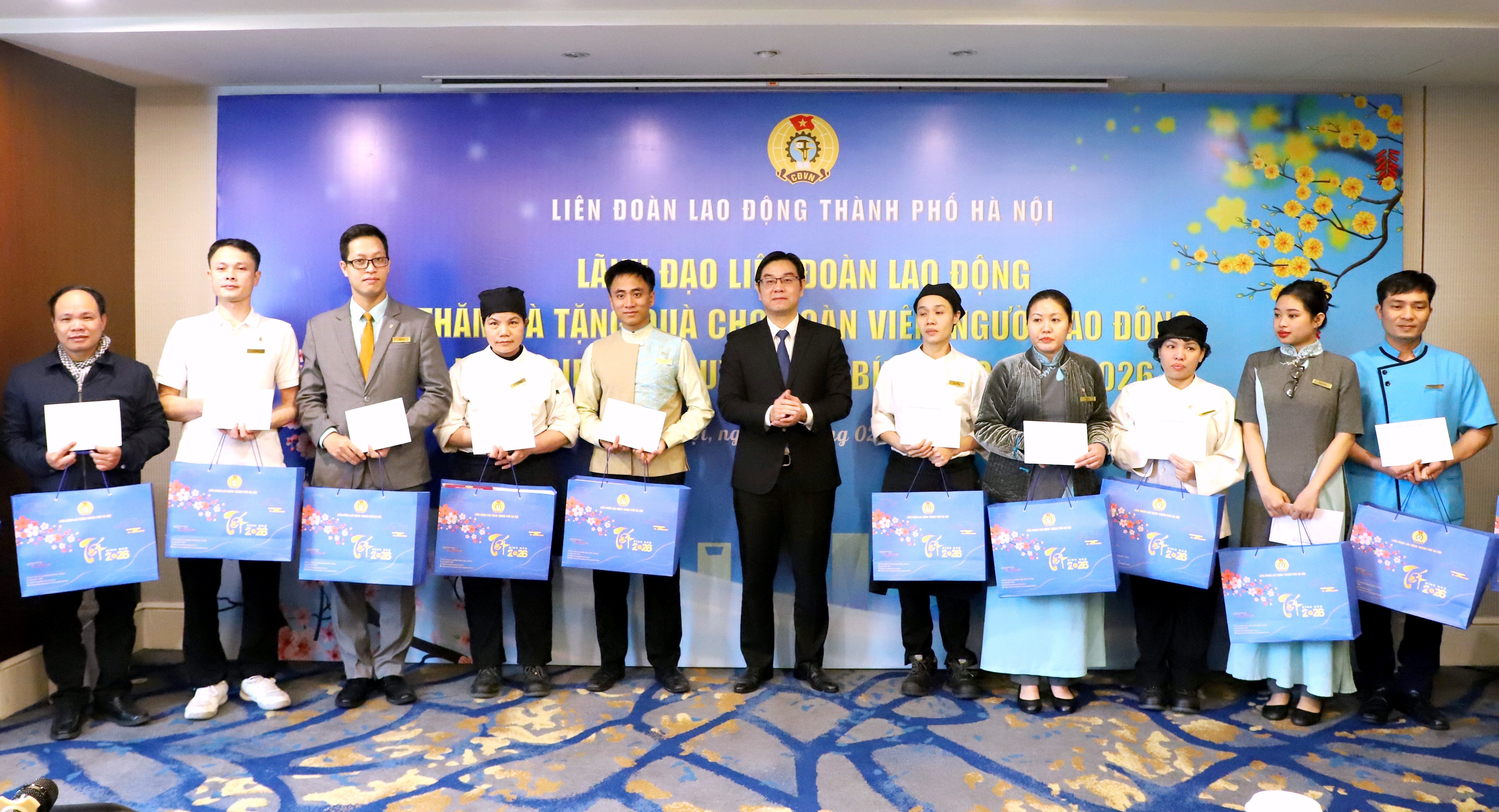 Lãnh đạo LĐLĐ thành phố Hà Nội thăm, tặng quà Tết cho đoàn viên, người lao động tại phường Ba Đình