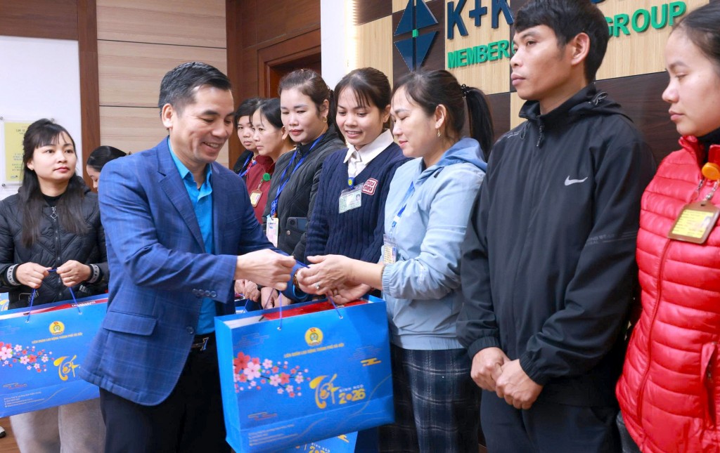 Tết đủ đầy hơn từ những món quà nghĩa tình của Công đoàn