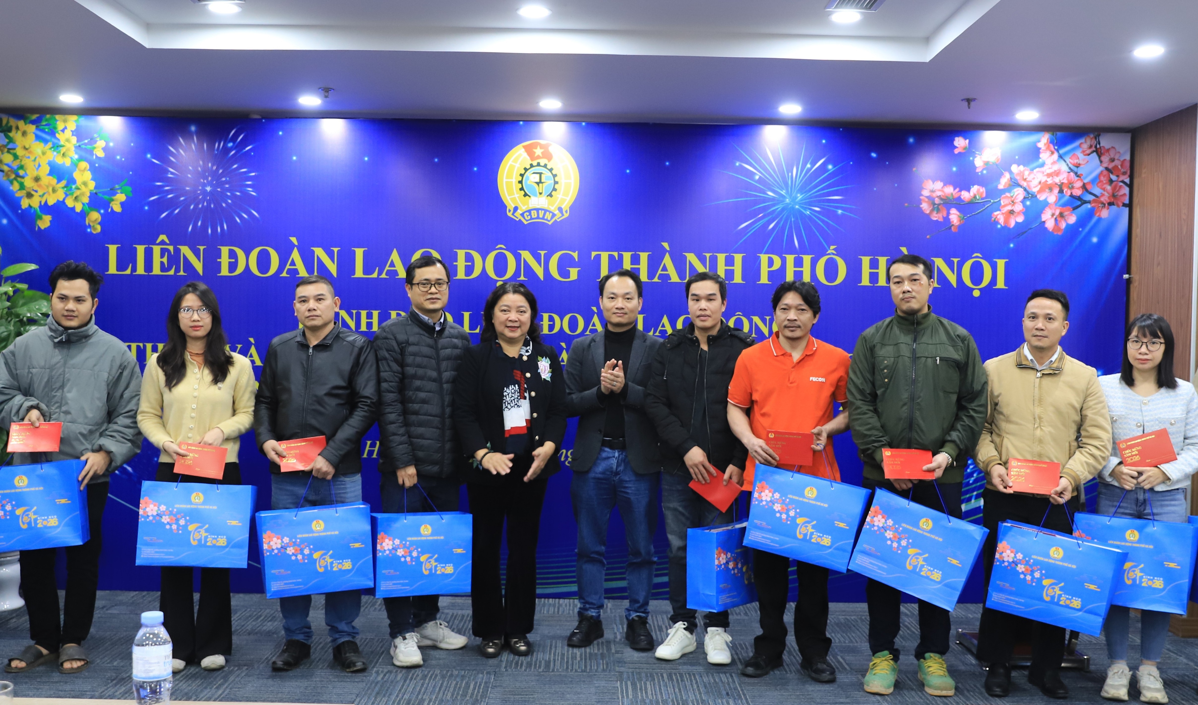 LĐLĐ thành phố Hà Nội trao 50 suất quà Tết cho người lao động Công ty FECON