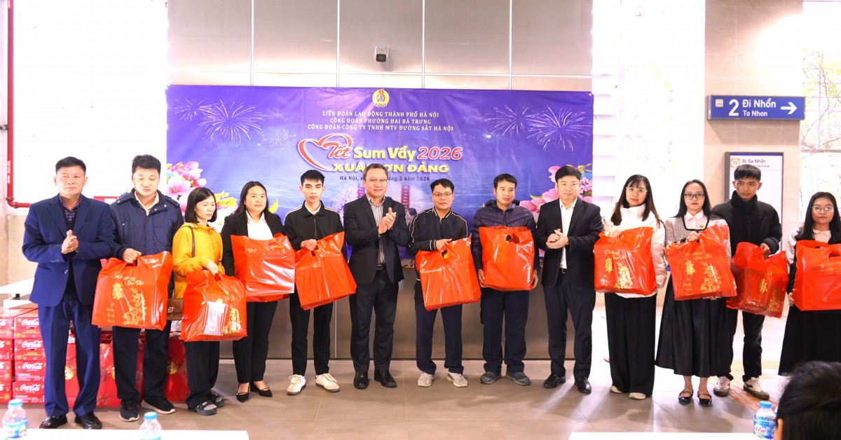 Ấm áp “Tết Sum vầy - Xuân ơn Đảng” cùng người lao động Hà Nội Metro