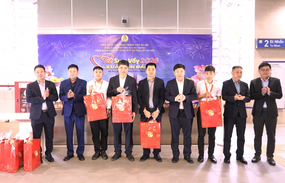 Ấm áp “Tết Sum vầy - Xuân ơn Đảng” cùng người lao động Hà Nội Metro