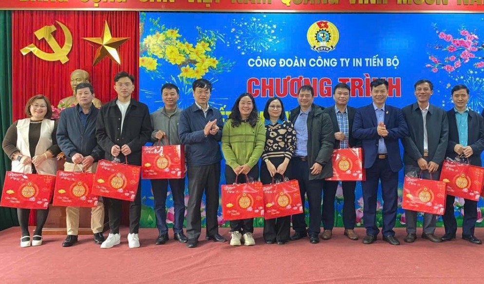 Ấm áp chương trình "Tết sum vầy - Xuân ơn Đảng" tại Công ty TNHH Một thành viên In Tiến Bộ