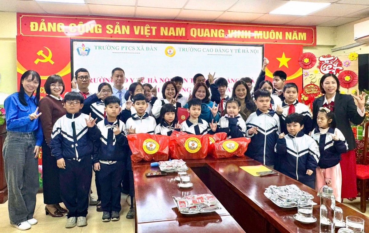 Trường Cao đẳng Y tế Hà Nội: Mang Tết ấm đến với học sinh khuyết tật Trường Phổ thông cơ sở Xã Đàn