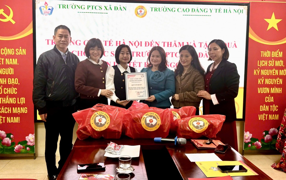 Trường Cao đẳng Y tế Hà Nội: Mang Tết ấm đến với học sinh khuyết tật Trường Phổ thông cơ sở Xã Đàn