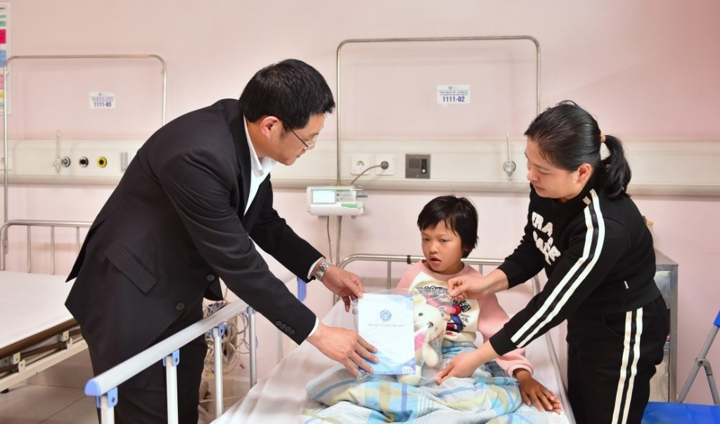 Mang Tết ấm đến với bệnh nhân BHYT có hoàn cảnh khó khăn