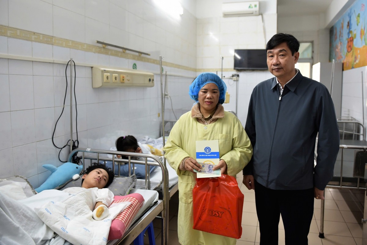 Mang Tết ấm đến với bệnh nhân BHYT có hoàn cảnh khó khăn Mang Tết ấm đến với bệnh nhân BHYT có hoàn cảnh khó khăn