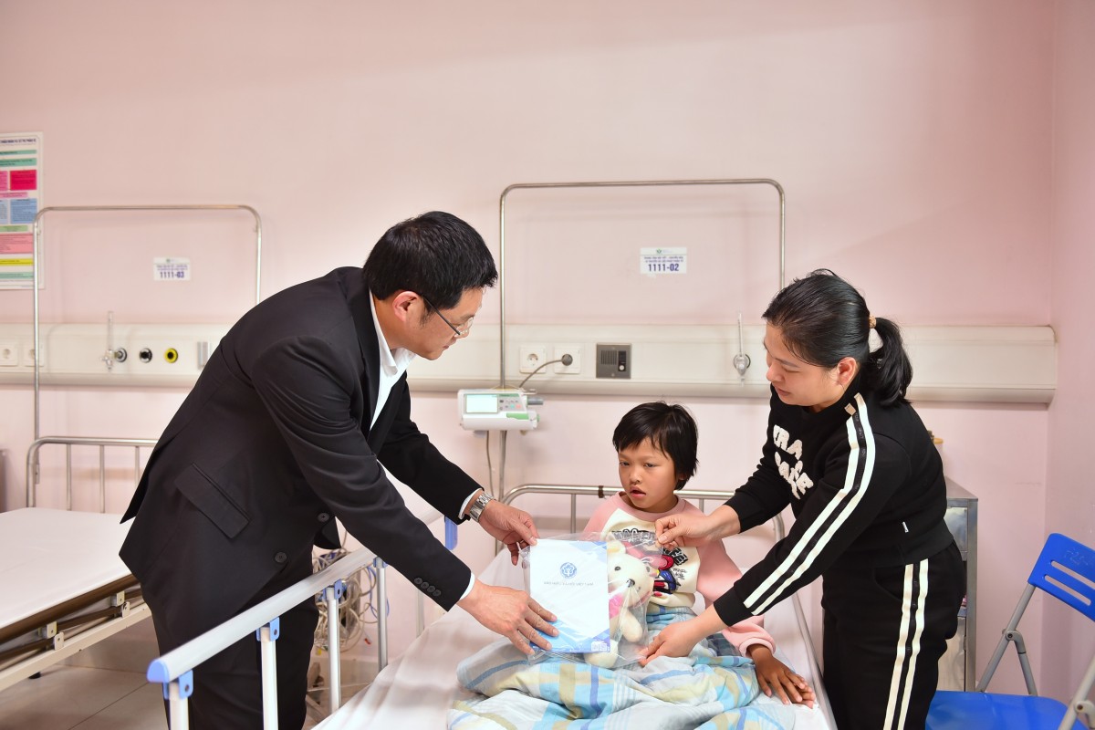 Mang Tết ấm đến với bệnh nhân BHYT có hoàn cảnh khó khăn Mang Tết ấm đến với bệnh nhân BHYT có hoàn cảnh khó khăn
